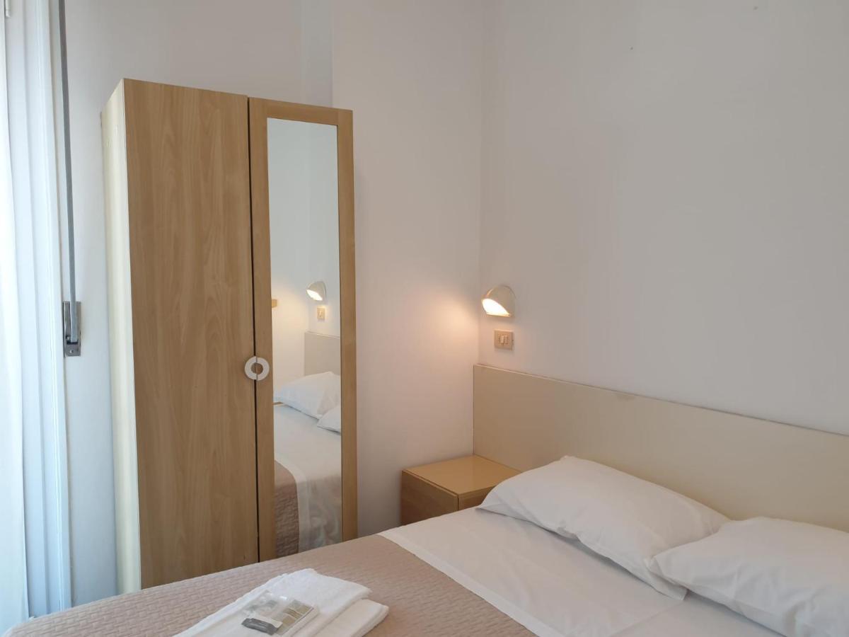 Hotel Baden Baden リミニ エクステリア 写真