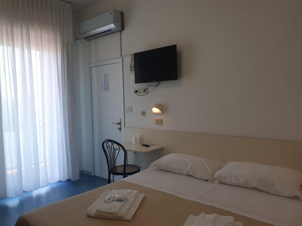 Hotel Baden Baden リミニ エクステリア 写真