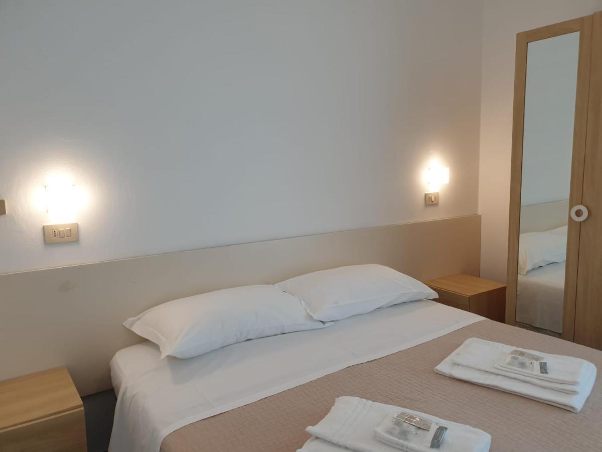 Hotel Baden Baden リミニ エクステリア 写真
